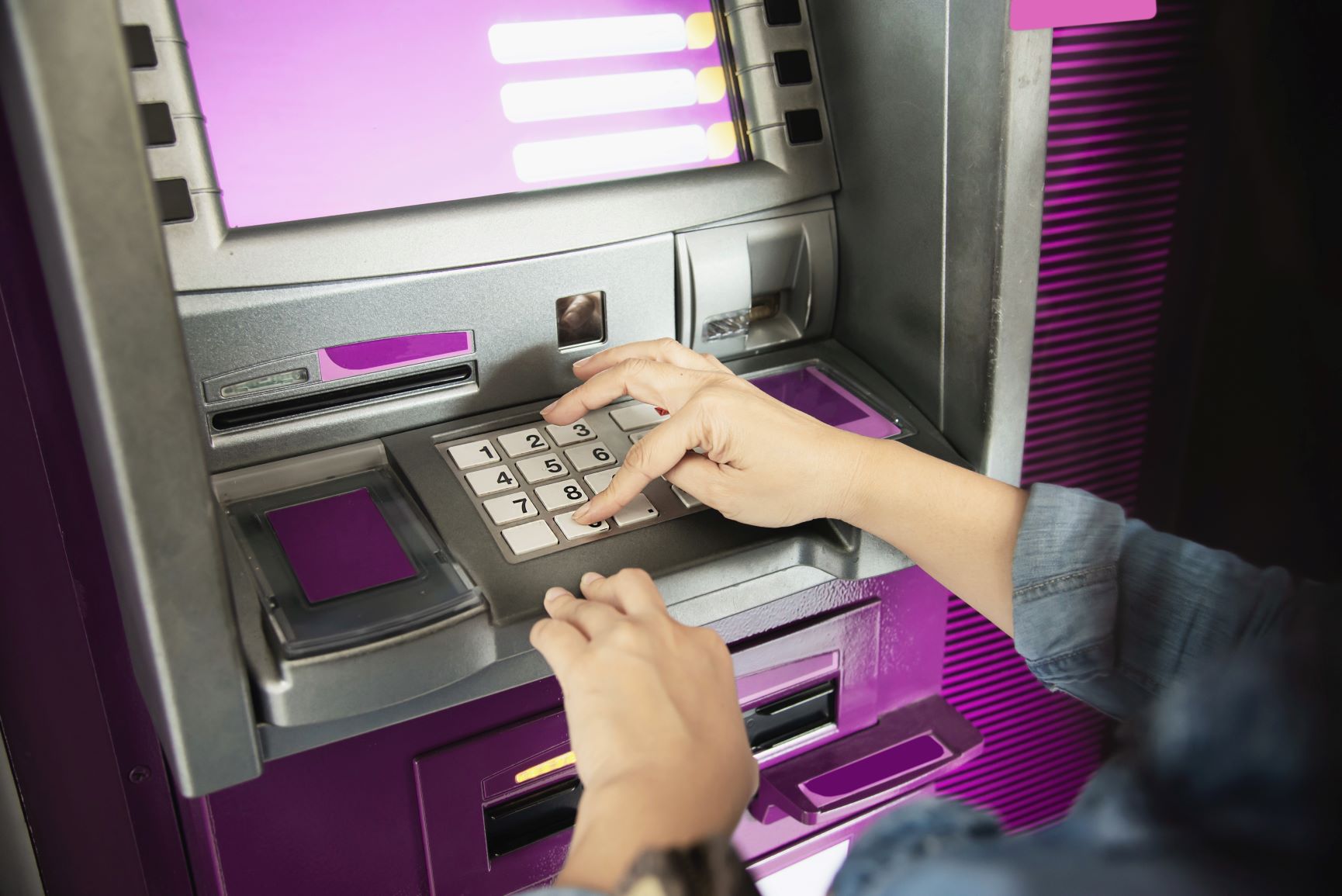Банкомат деньги сразу. Банкомат. Банкомат (ATM). Деньги в банкомате. Фотография банкомата.